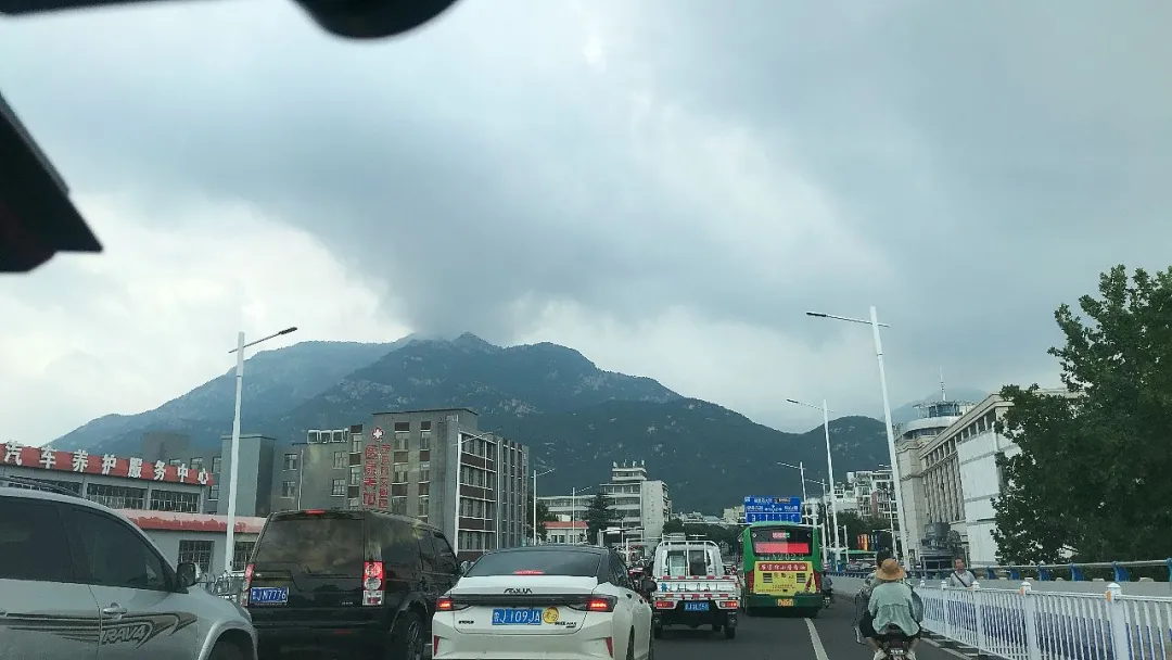 山东中部丘陵有力的阻挡了送去济南的云朵