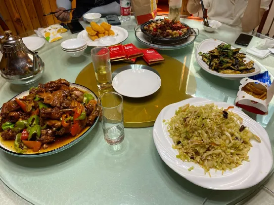 中路西路特工共同倾情推荐这家位于新汶的刘和饭店，菜量哪叫一个大，不但盆要装满，还要垛的高。
