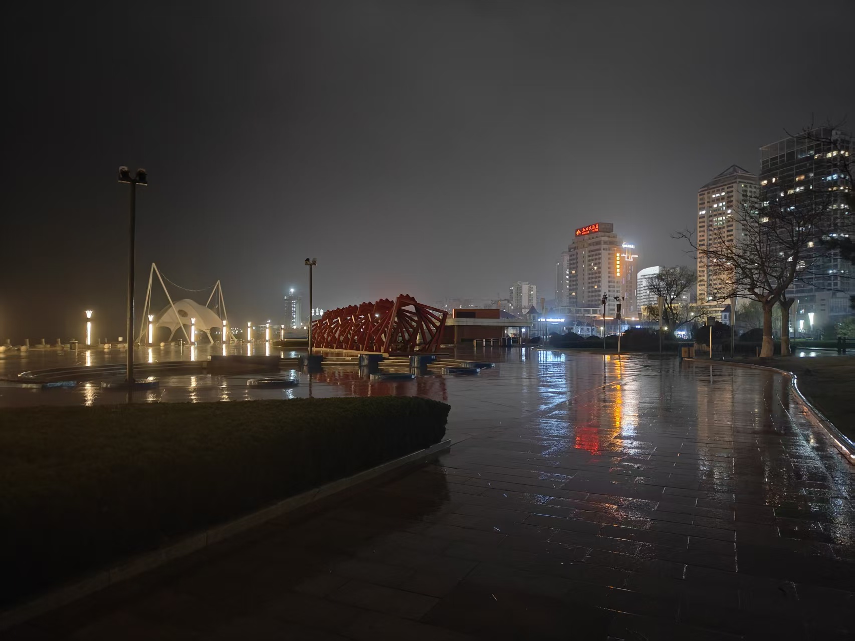 雨夜广场